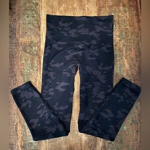 SPANX Seamless Dark Camouflage Leggings. NWOT